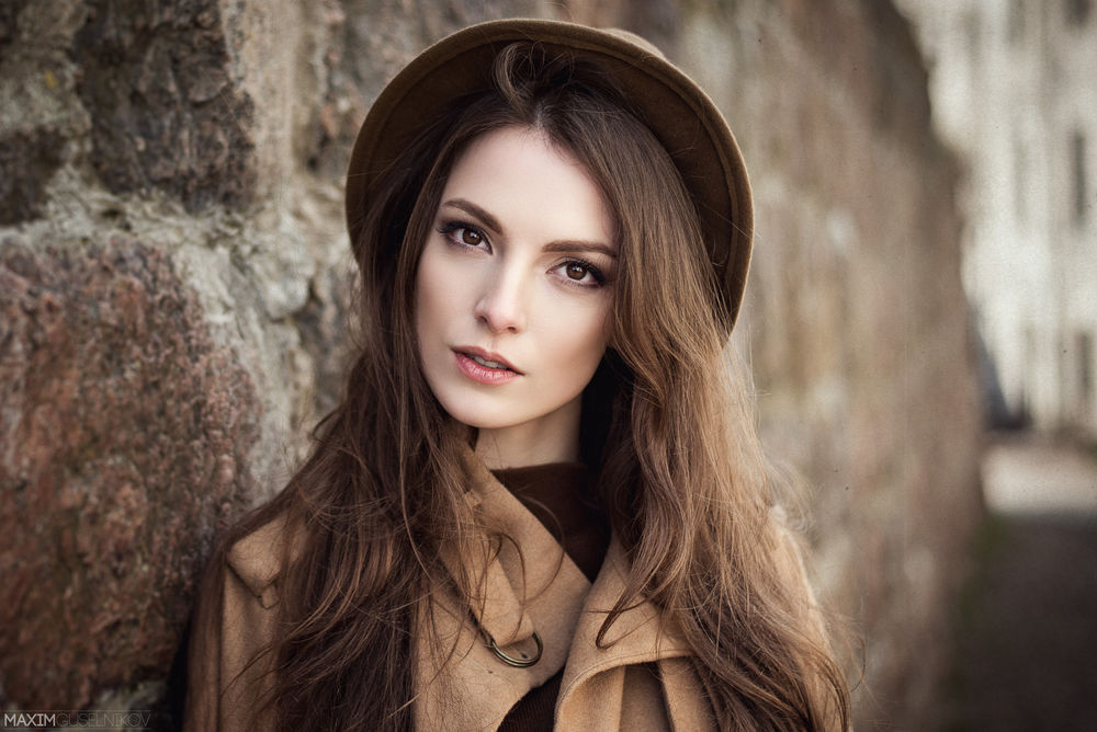 Обои для рабочего стола Модель Карина Сунцева в шляпе у стены, foto by Maxim Guselnikov