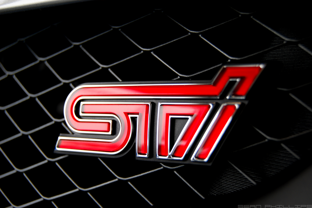 Обои для рабочего стола Логотип STI на решетке радиатора