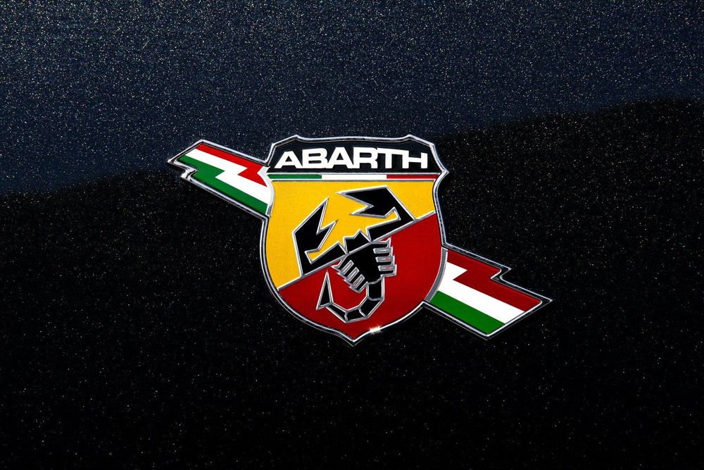 Обои для рабочего стола Логотип Fiat ABARTH на черном авто