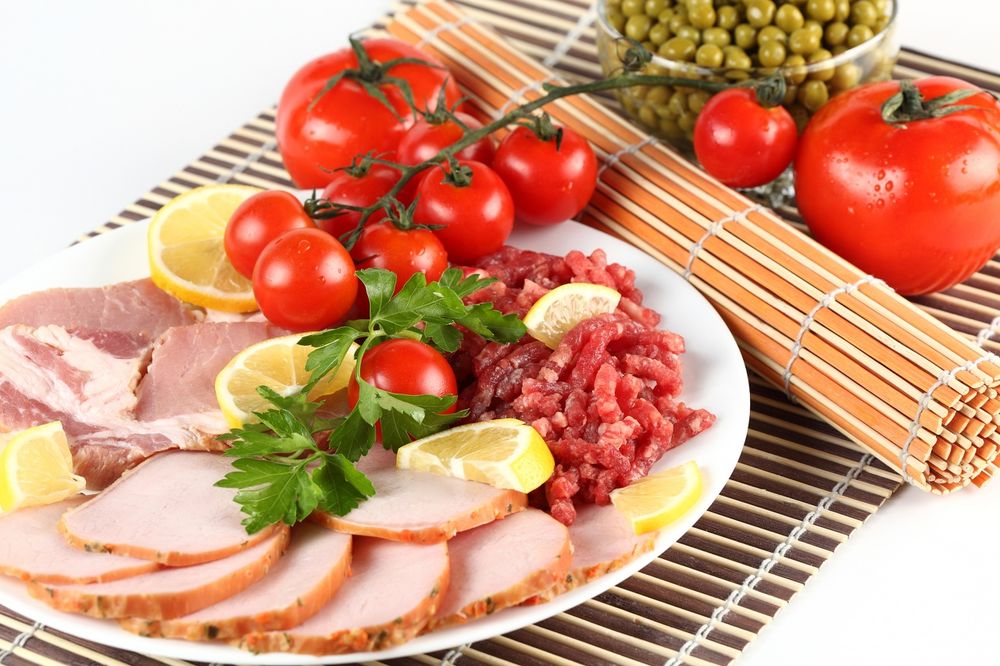 Обои для рабочего стола Тарелка с мясными деликатесами и помидорами