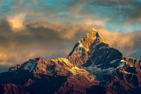 Обои на рабочий стол Непал, Гималаи, гора Аннапурна / Nepal, the Himalayas, Annapurna на закате на фоне пасмурного неба