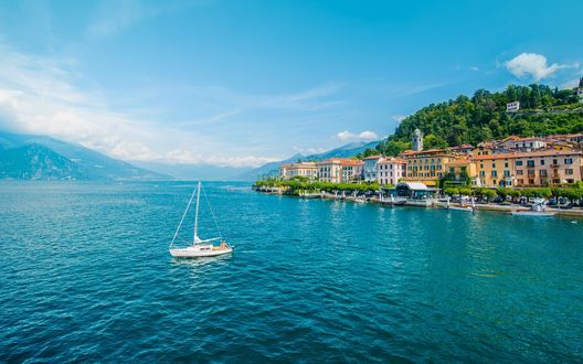 Обои на рабочий стол Italy, Bellagio / Италия, Белладжо, бухта с домами на побережье и яхтой на фоне гор днем