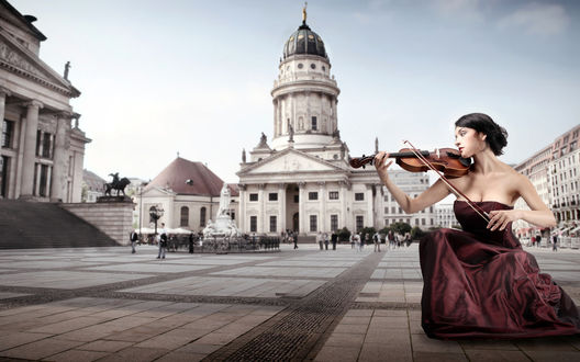 Обои на рабочий стол Девушка играет на скрипке, на площади в городе