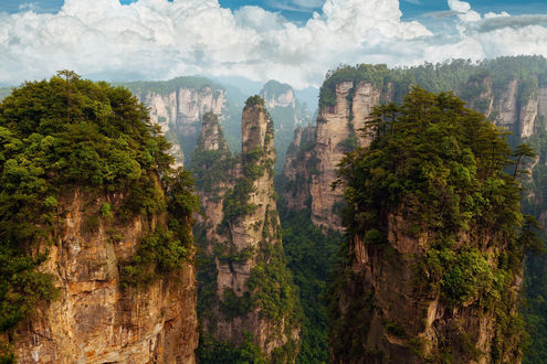 Обои на рабочий стол Китай, провинция Хунань / China, Hunan, горы заросшие лесом под кучевыми облаками