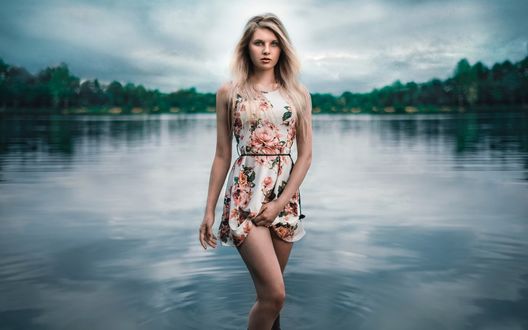 Обои на рабочий стол Девушка в коротком платье стоит в воде