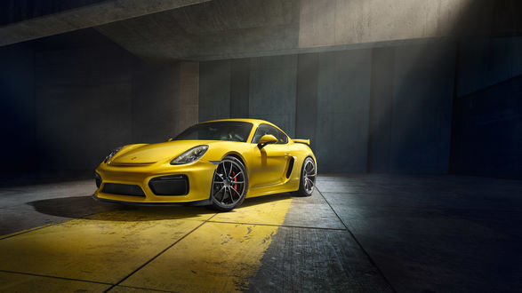 Обои на рабочий стол Авто желтый porsche cayman gt4 в лучах солнца