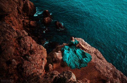 Обои на рабочий стол Девушка в бирюзовом платье на фоне моря фотограф Marika Zvereva
