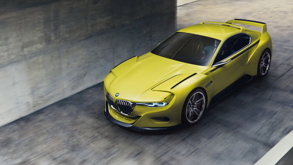 Обои на рабочий стол Желтый BMW едет по дороге