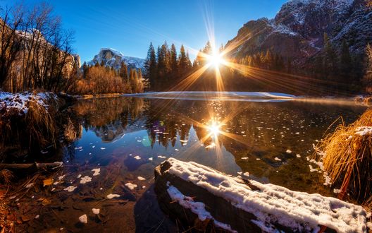 Обои на рабочий стол США, Yosemite National Park / Национальный парк Йосемити, Калифорния, лучи солнца отражающиеся в горном озере