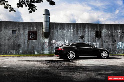 Обои на рабочий стол Черный Tesla model-s около стены, электромобиль