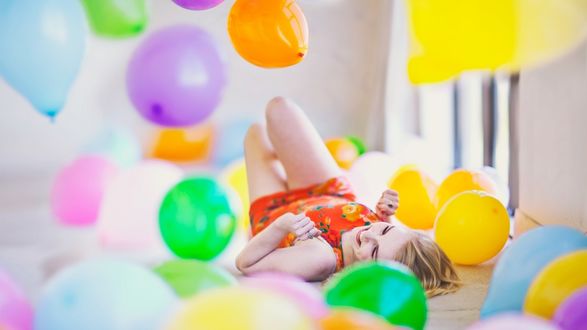 Обои на рабочий стол Девушка лежит на полу с воздушными шариками
