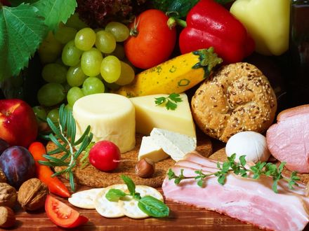 Обои на рабочий стол Сыр с деликатесами, овощами и фруктами