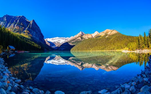 Обои на рабочий стол Альберта / Alberta, Канада / Canada, домик расположенный у горного озера