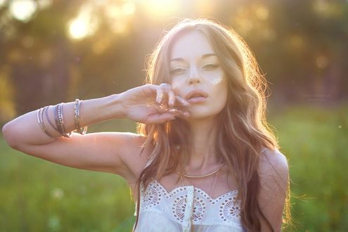 Обои на рабочий стол Девушка с украшениями на руке, ву Nina Sinitskaya Photography