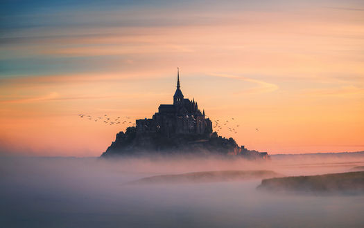 Обои на рабочий стол Остров - крепость Mont Saint-Michel / Мон-Сен-Мишель