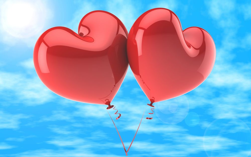 Обои для рабочего стола Два красных воздушных шарика в виде сердец на фоне голубого неба