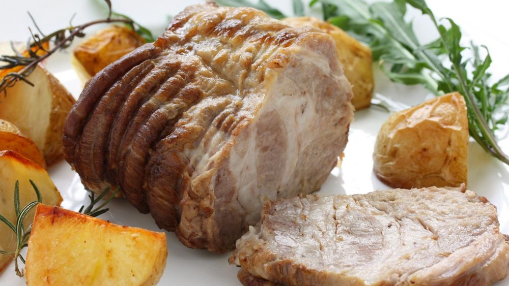 Обои для рабочего стола Мясо с картофелем и зеленью на белом фоне