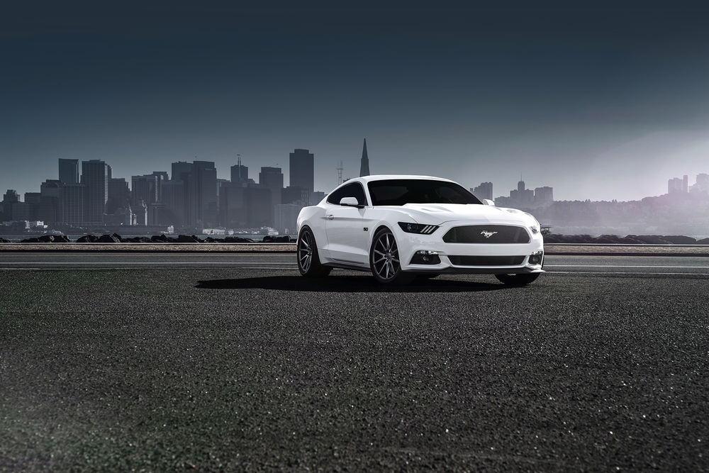 Обои для рабочего стола Белый ford mustang на фоне города