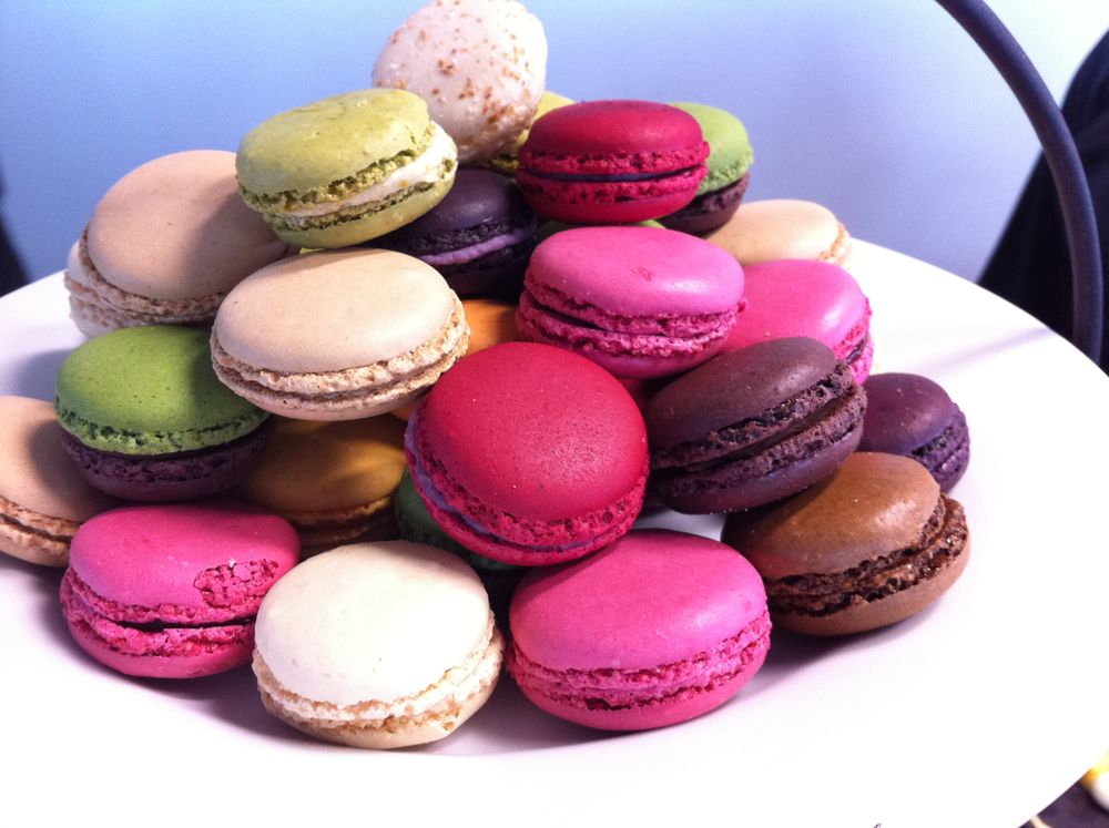 Обои для рабочего стола Разноцветное французское печенье макаронс / macarons на тарелке