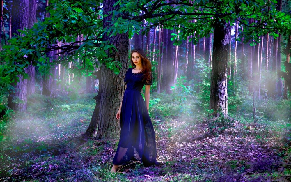 Обои для рабочего стола Девушка в синем платье в лесу, фотограф Анастасия Косачева