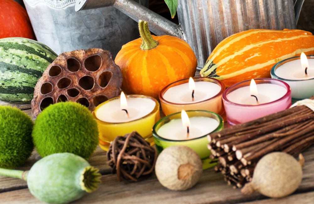 Обои для рабочего стола Spa-натюрморт, свечи, тыква и кабачки, ведро и лейка, мак и мордовник
