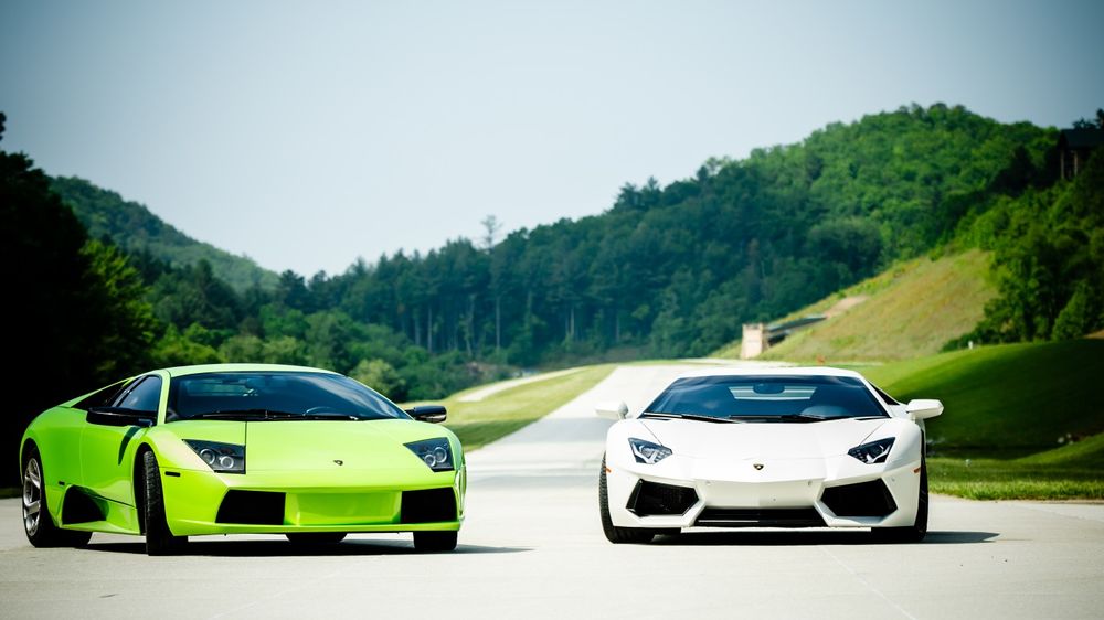 Обои для рабочего стола Зеленый и белый Lamborghini / Ламборджини на дороге