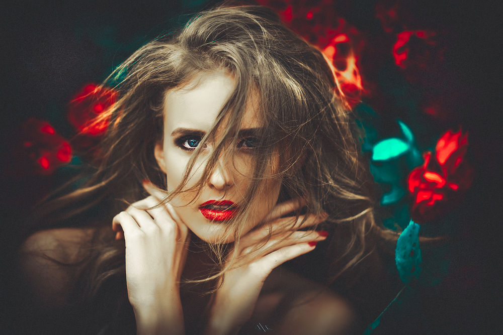 Обои для рабочего стола Девушка на фоне роз, фотограф Ruslan Bolgov (Axe)