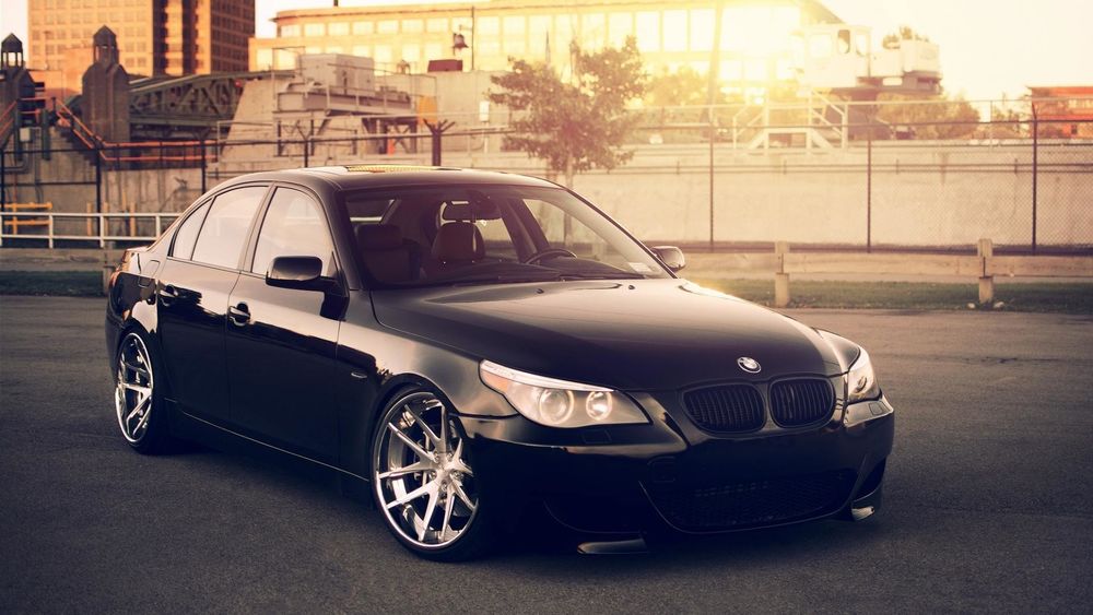 Обои для рабочего стола Черный BMW 5 series E60 стоит на дороге