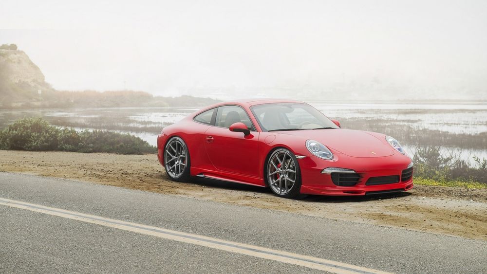 Обои для рабочего стола Красный Porshe на обочине