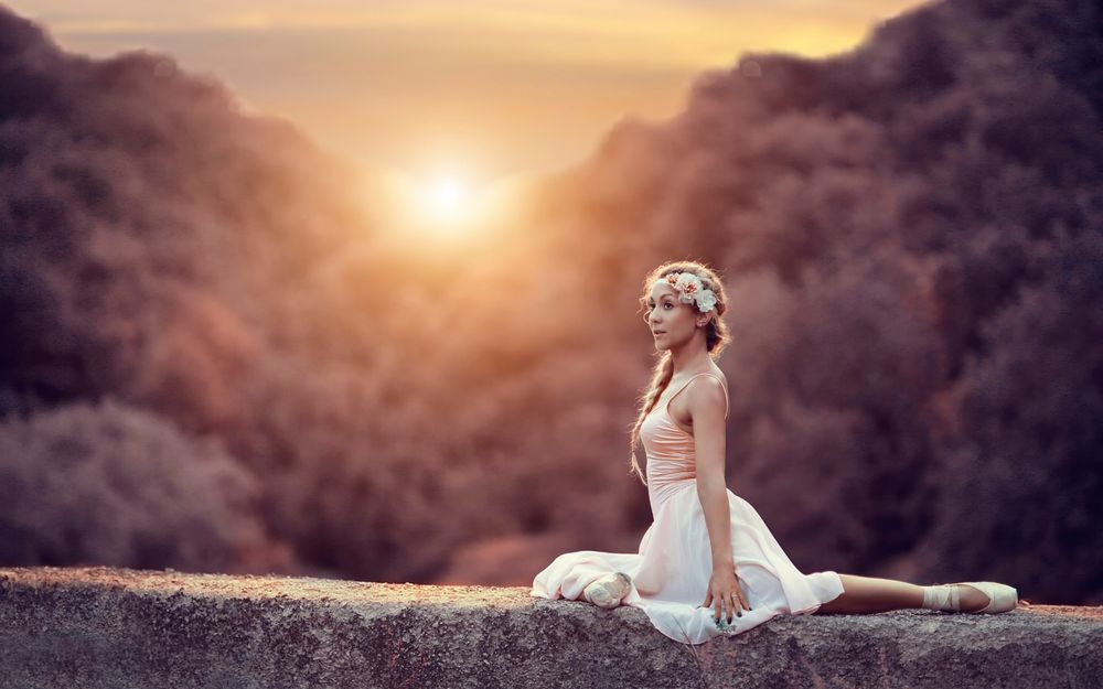 Обои для рабочего стола Девушка балерина на фоне заходящего солнца, фотограф Alessandro Di Cicco