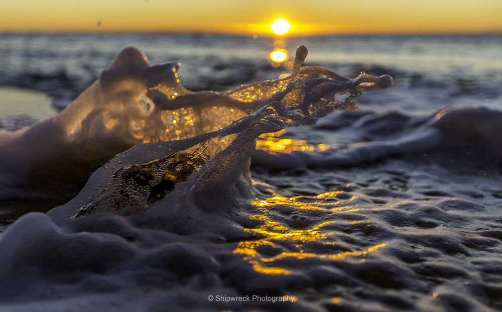 Обои для рабочего стола Всплеск морской волны в лучах солнца, by shipwreck photography