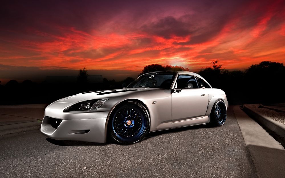 Обои для рабочего стола Honda S2000 на дороге на фоне багряного неба