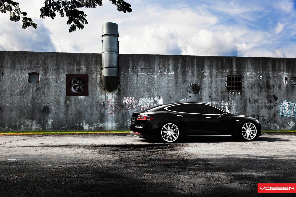 Обои для рабочего стола Черный Tesla model-s около стены, электромобиль