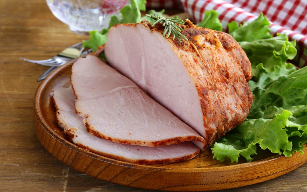 Обои для рабочего стола Печенное мясо с листьями салата