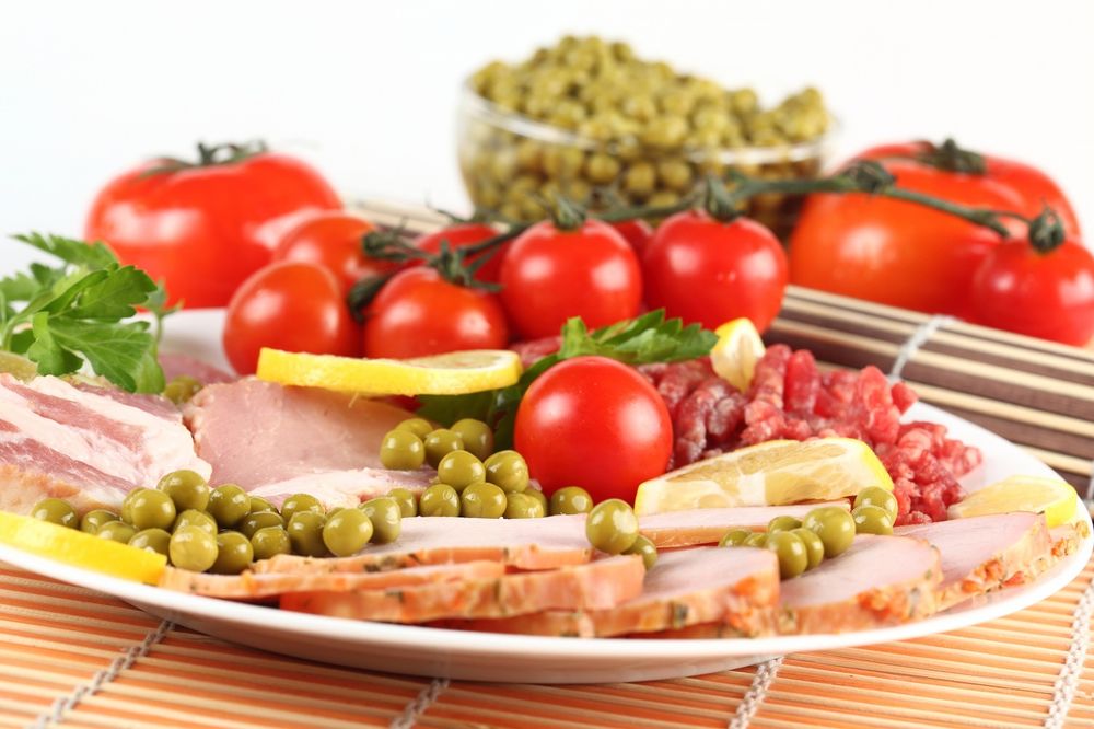 Обои для рабочего стола Мясо с томатами и овощами