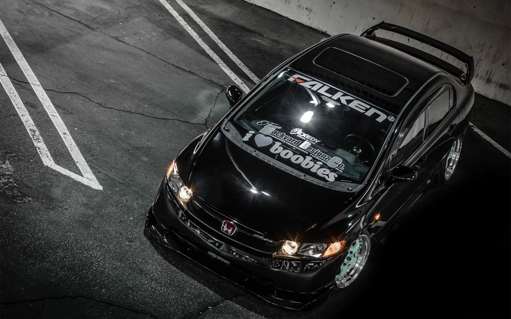 Обои для рабочего стола Черная HONDA на парковке