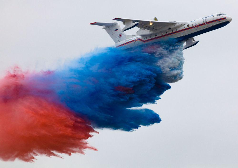 Обои для рабочего стола Демонстрационный полет самолета Бе-200ЧС Авиасалон Макс 2013