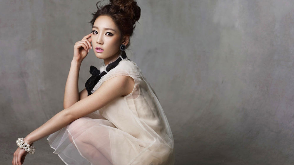 Обои для рабочего стола Группа Girls generation, k-pop, Taeyeon позирует сидя на сером фоне, Южная Корея