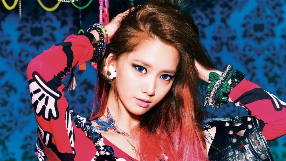 Обои для рабочего стола Группа Girls generation, k-pop, Yoona позирует на синем фоне, Южная Корея