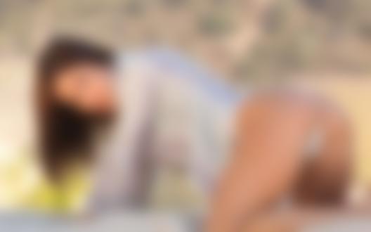 Обои для рабочего стола Alyssa Reece в белых стрингах и рубашке