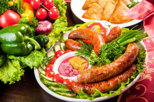 Обои на рабочий стол Колбаски с овощами