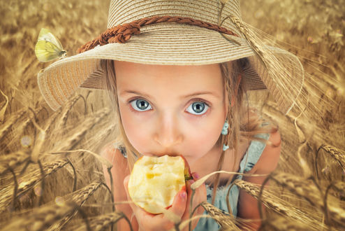 Обои на рабочий стол Девочка в шляпе кушает яблоко, ву John Wilhelm is a photoholic