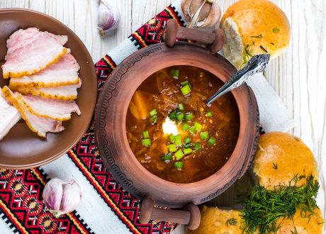 Обои на рабочий стол Горшочек с супом, пампушками и салом