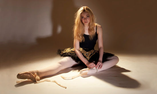 Обои на рабочий стол Актриса Elle Fanning сидит на полу в пуантах