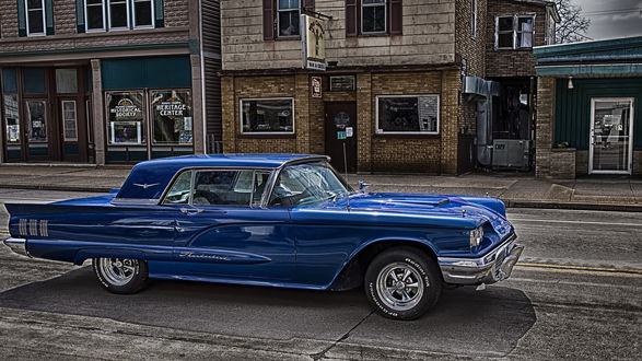 Обои на рабочий стол Синий Ford Thunderbird на городской дороге