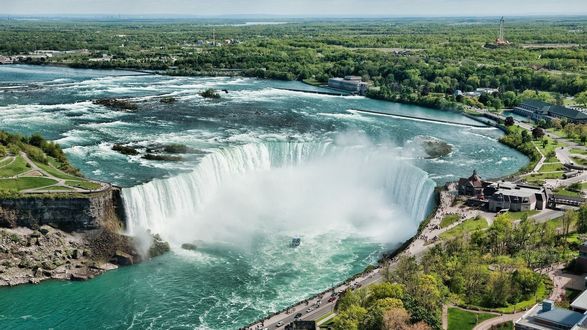 Обои на рабочий стол Большой Ниагарский водопад и множество туристов, США