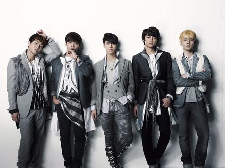 Обои на рабочий стол Группа Shinee, k-pop, парни позируют на белом фоне, Южная Корея