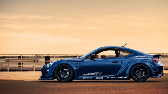 Обои на рабочий стол Синий Тoyota GT86 стоит на дороге