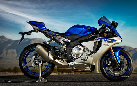 Обои на рабочий стол Синий Ямаха YZF-R1 / Yamaha YZF-R1 стоит на дороге на фоне гор и неба