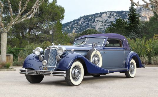 Обои на рабочий стол Синий автомобиль Horch 853 A Sport Cabriolet стоит на дороге на фоне деревьев и гор